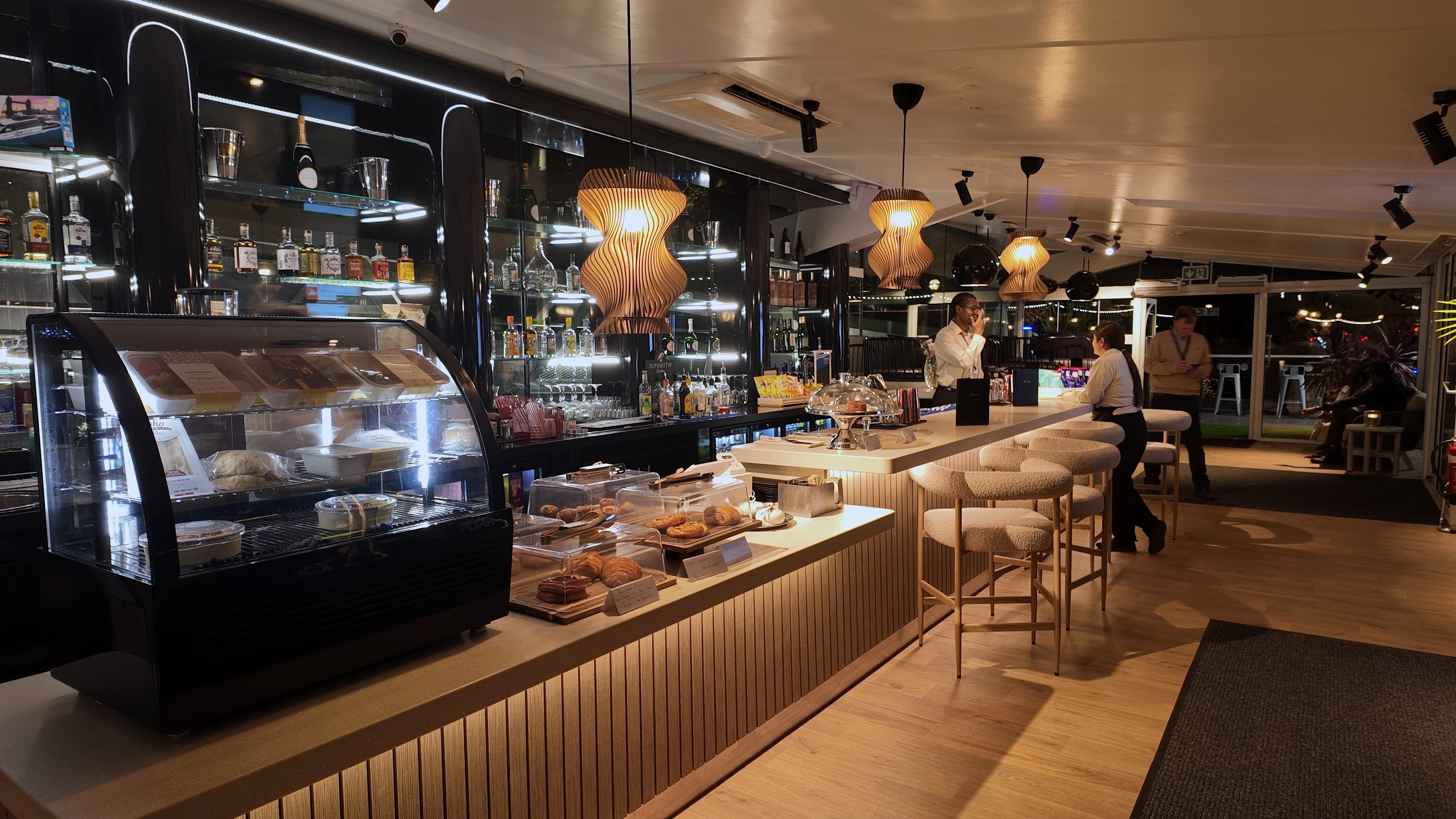 Clipper Lounge EMB - rhghxzx0zp3.JPG