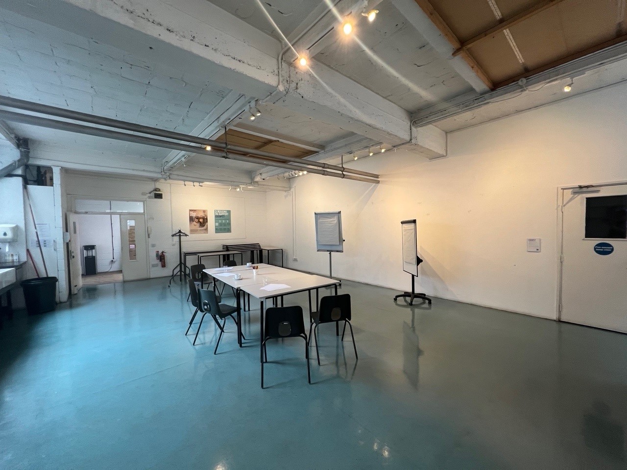 Versatile meeting space with central table, ideal for workshops and brainstorming sessions.