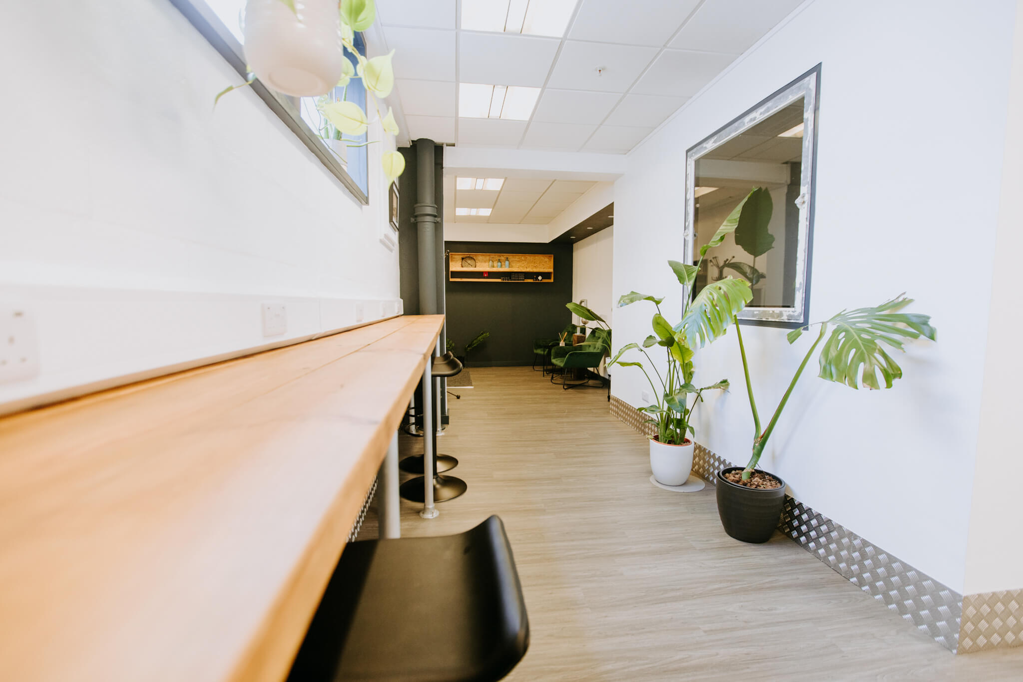 Modern kitchen area with wooden counter, ideal for meetings and networking events.