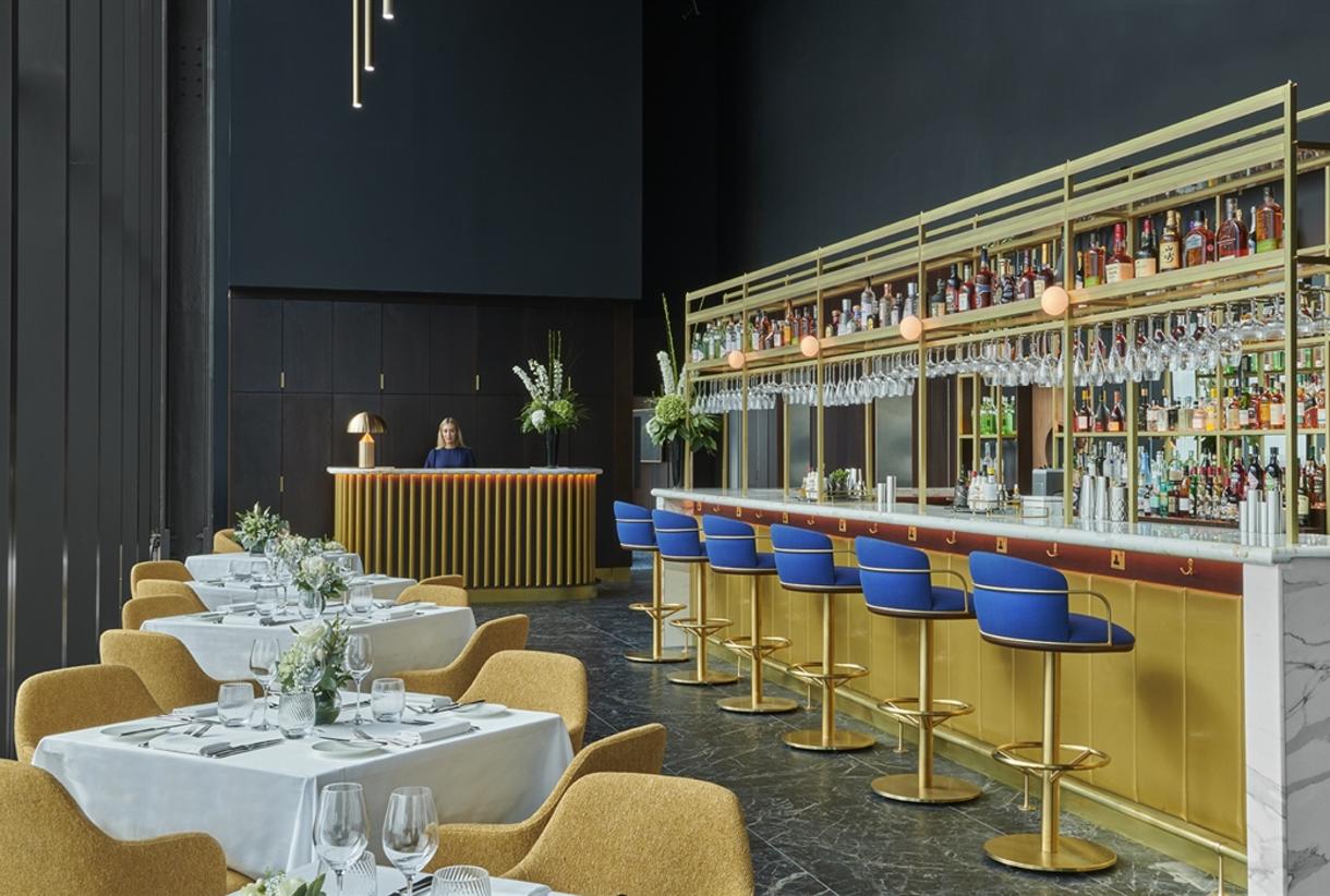 Sophisticated bar and lounge in Orelle, ideal for upscale events and gatherings.