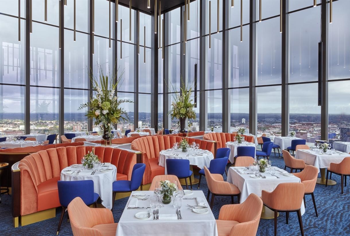 Sophisticated bar and lounge in Orelle, ideal for corporate events and celebratory dinners.