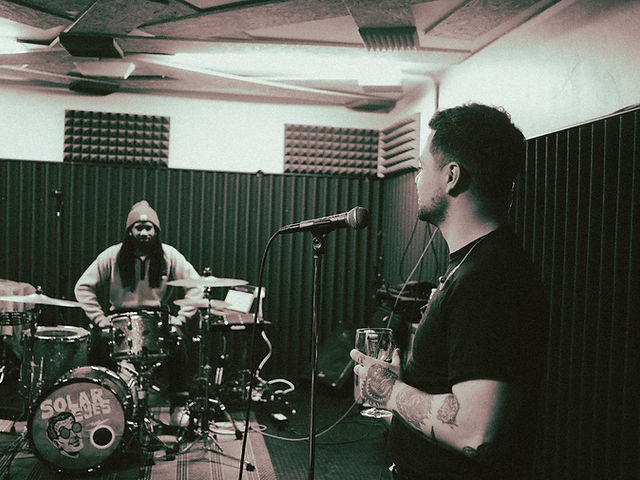 Dynamic rehearsal studio with musicians, ideal for live events and workshops.