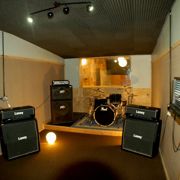 Soundproof rehearsal studio with drum set, ideal for music events and band practice.