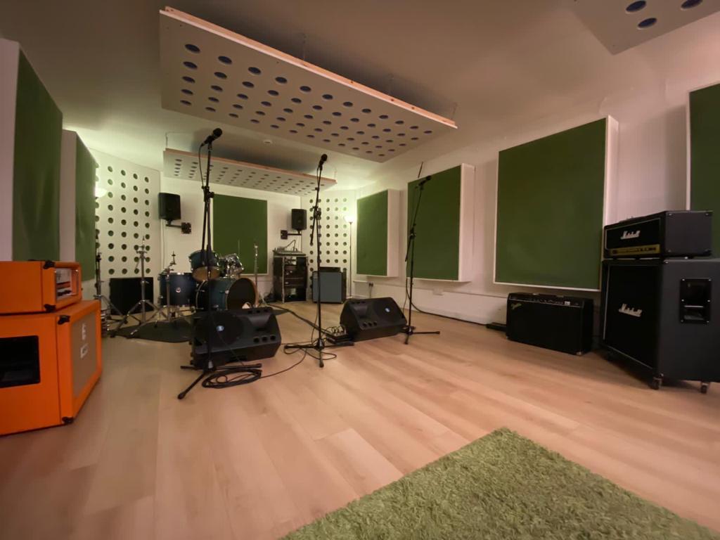 Recording Studios in The Oxygen Rooms: soundproofed space for music events and rehearsals.