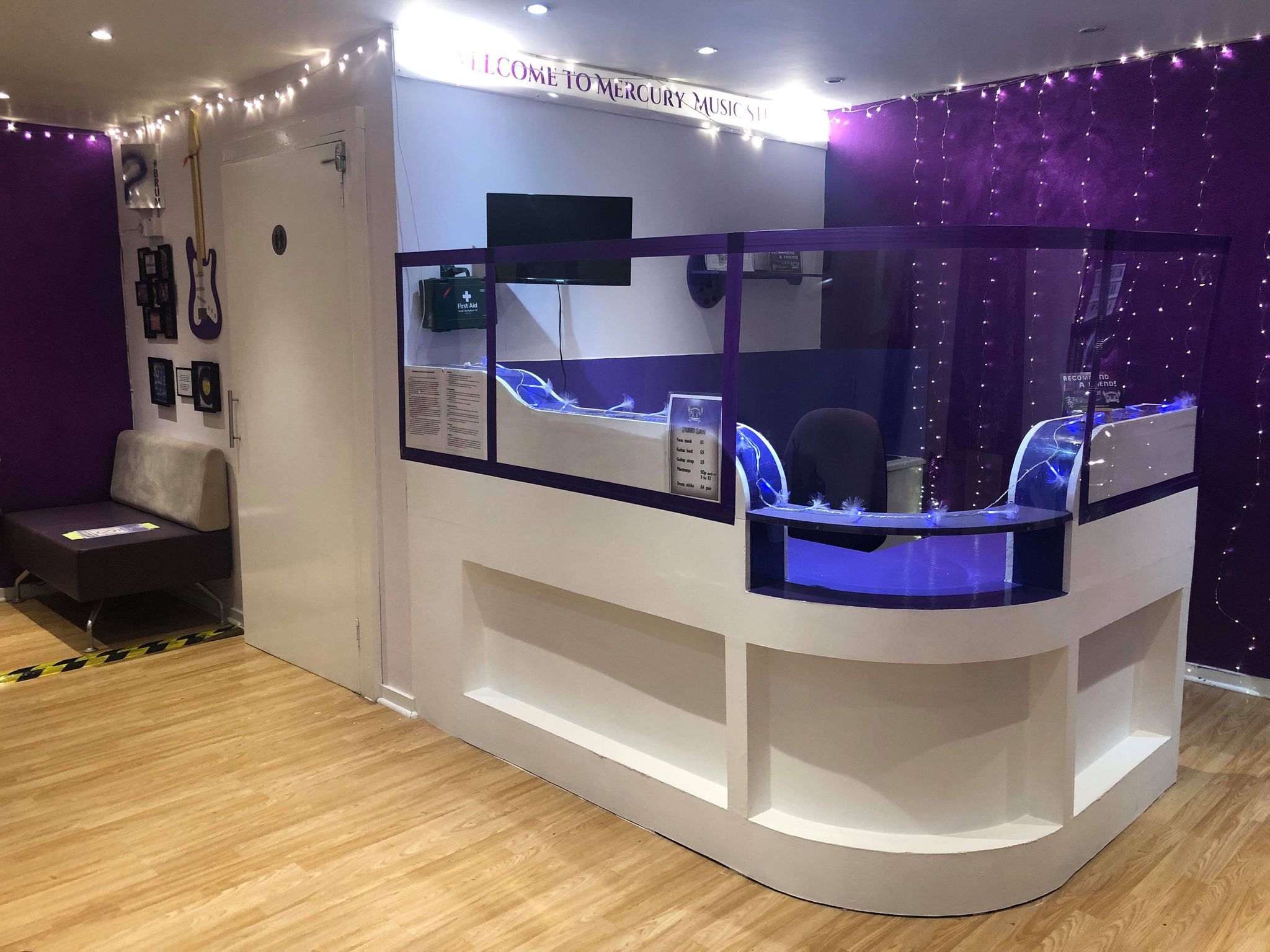 Modern reception area at CapsaArx Studios, ideal for events and workshops.