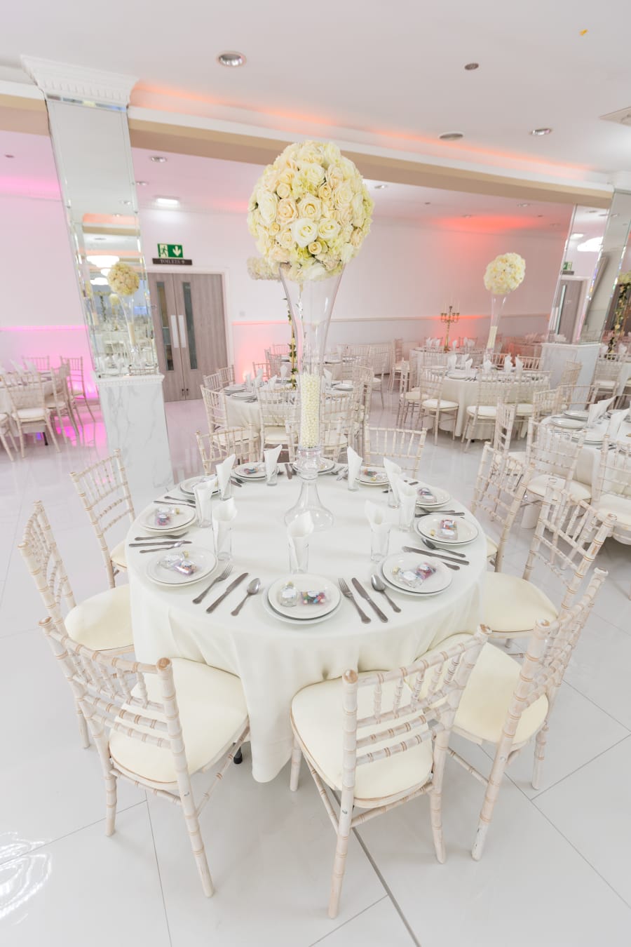 Elegant banquet hall with round tables, ideal for weddings and corporate events.