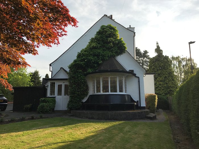 Large garden at Old Farm Hotel, lush greenery for outdoor events and gatherings.