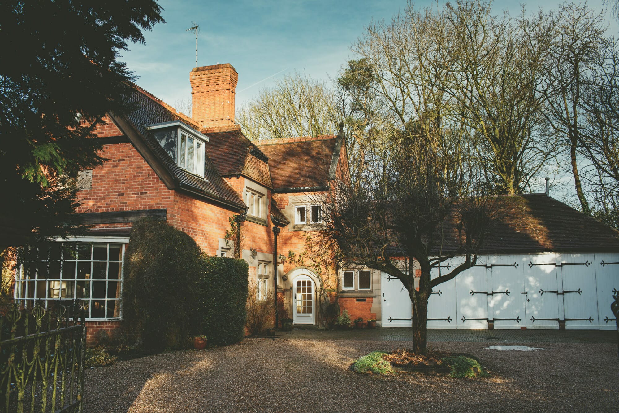 Charming brick cottage in Hampton Manor for intimate gatherings and corporate retreats.