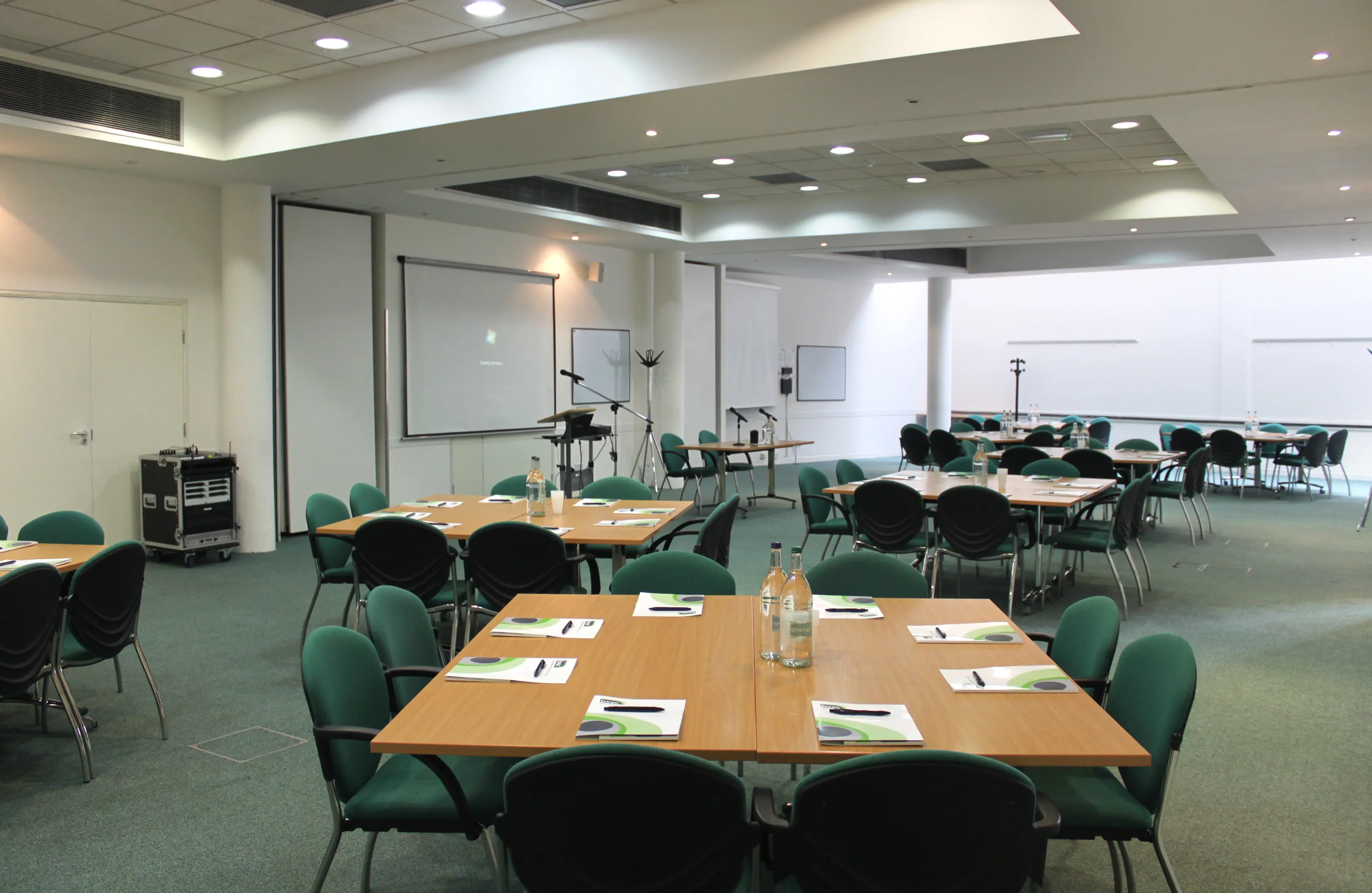 Versatile meeting space with tables, ideal for workshops and corporate events.