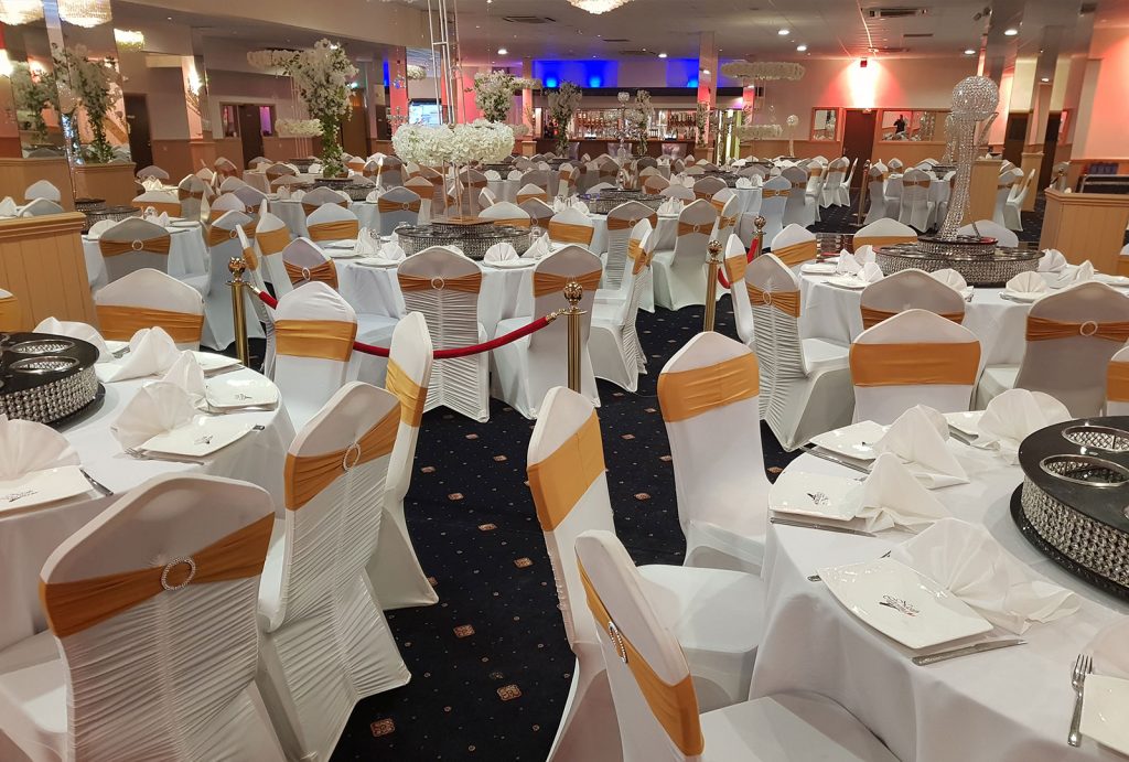 Elegant banquet hall with white tablecloths, ideal for weddings and corporate events.