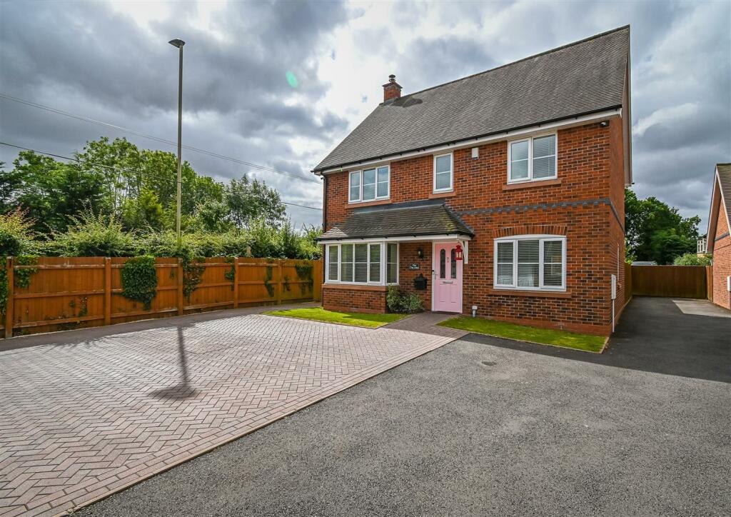 Spacious single room at The Oaks Community Hall for intimate gatherings and workshops.