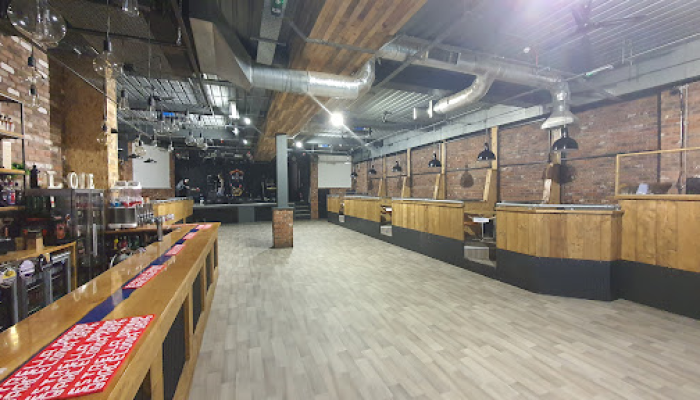 Live music venue with exposed brick walls, ideal for events and parties.