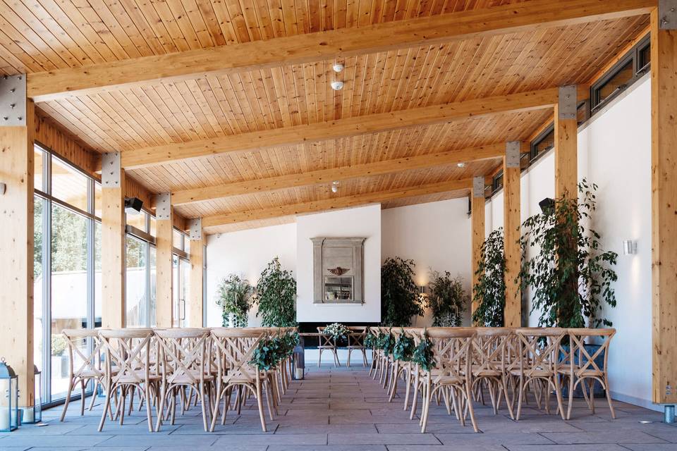 Modern event space with wooden ceiling, ideal for workshops and gatherings in Thorpe Garden.