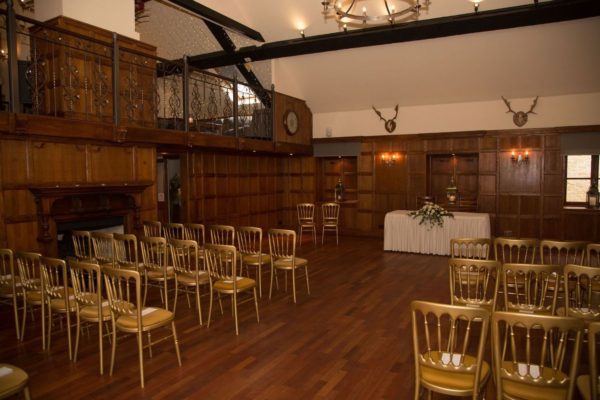 Panelled Hall in Deer Park: elegant wooden decor for intimate gatherings and ceremonies.