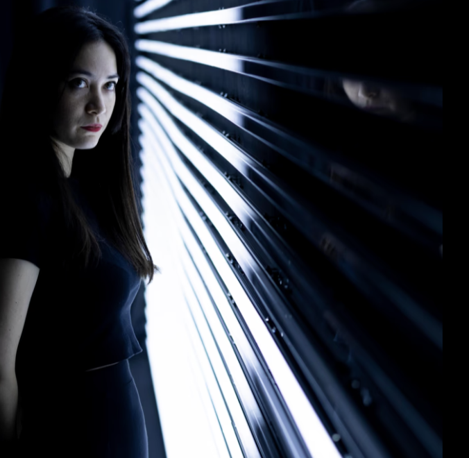 Elipse at Lumen Studios: confident speaker in dramatic light for modern events.