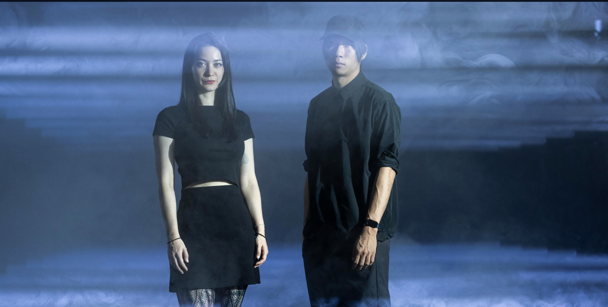 Elipse in Lumen Studios: two individuals in misty setting, ideal for versatile events.