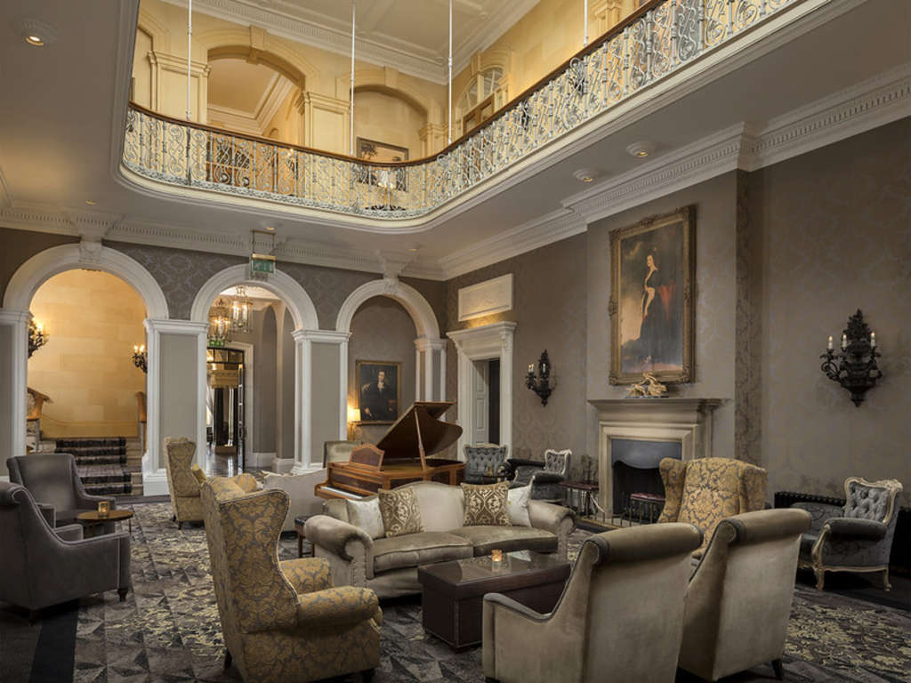 Richmond Castle Suite lobby with plush seating, ideal for networking events and receptions.