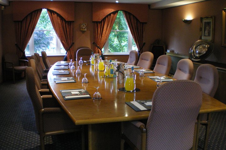 Library meeting room with oval table, ideal for professional conferences and events.
