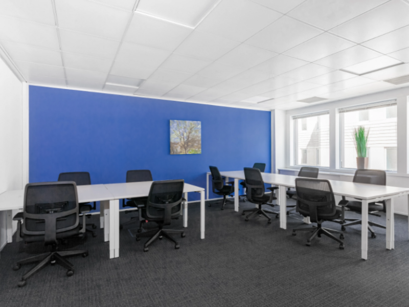 Modern meeting room with ergonomic chairs at 1 Victoria Square for workshops and brainstorming.