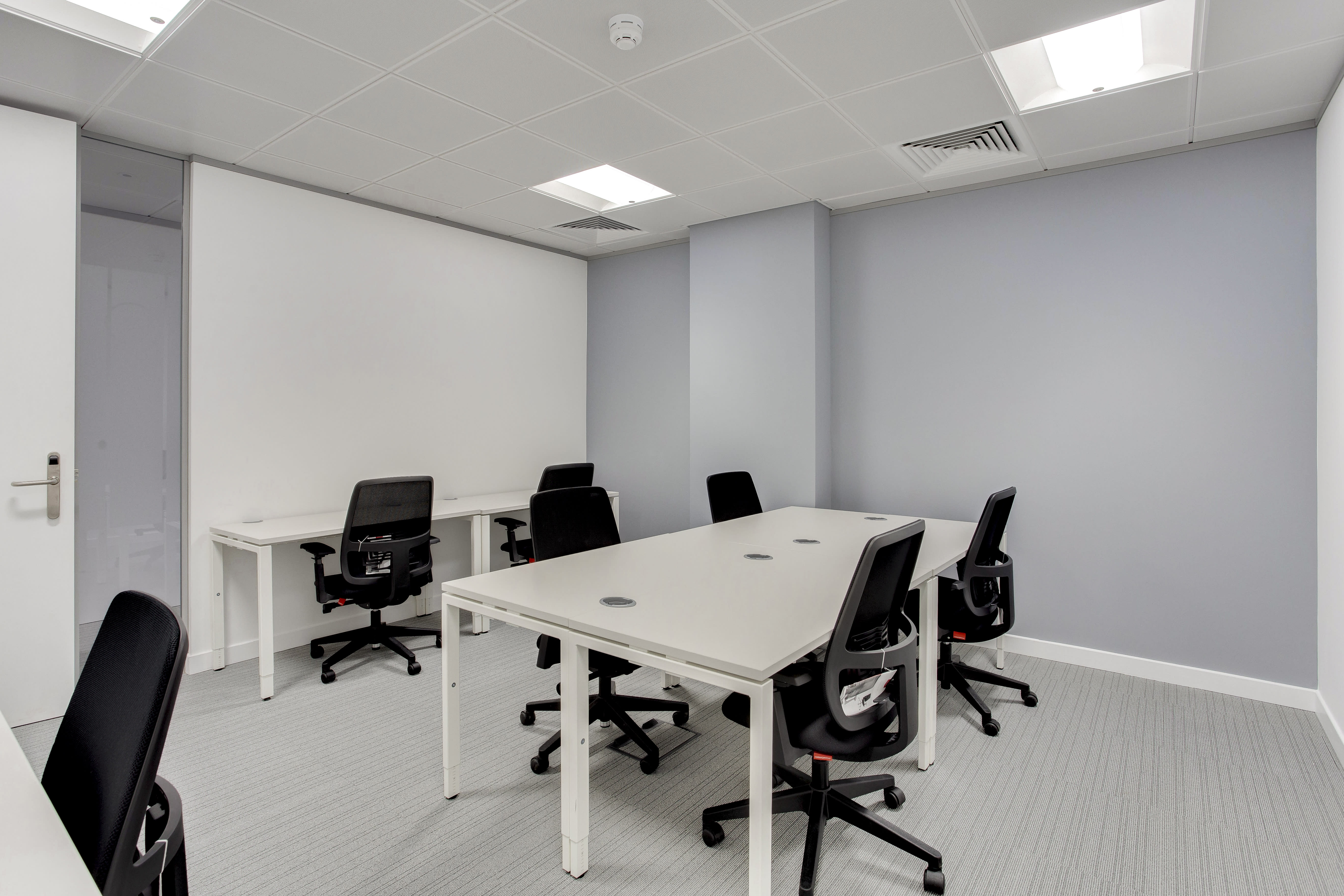 Modern meeting room in Apex House for workshops and team meetings.