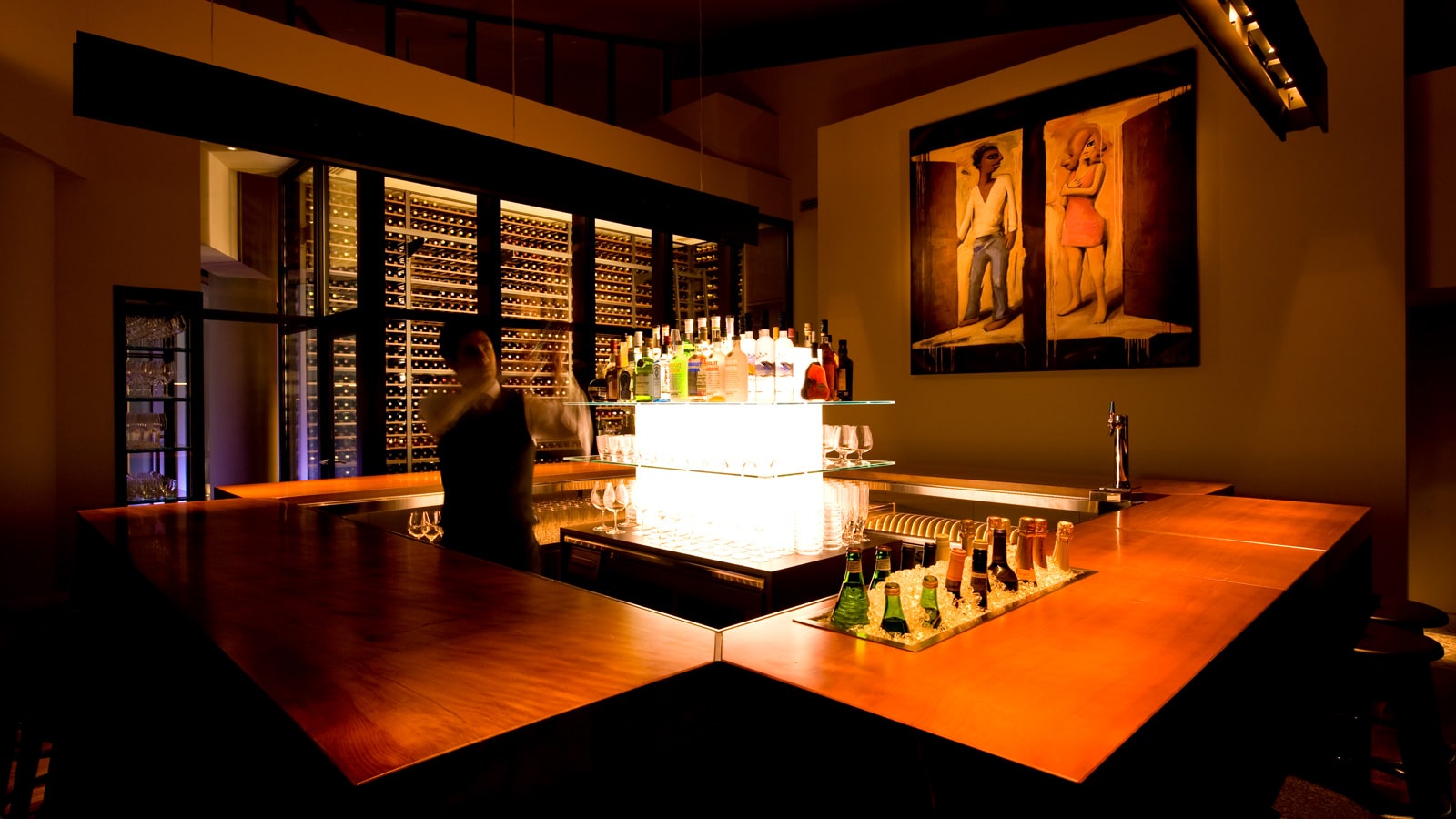 Modern bar setup in TWO ROOMS NIHOMBASHI for networking events and cocktail receptions.