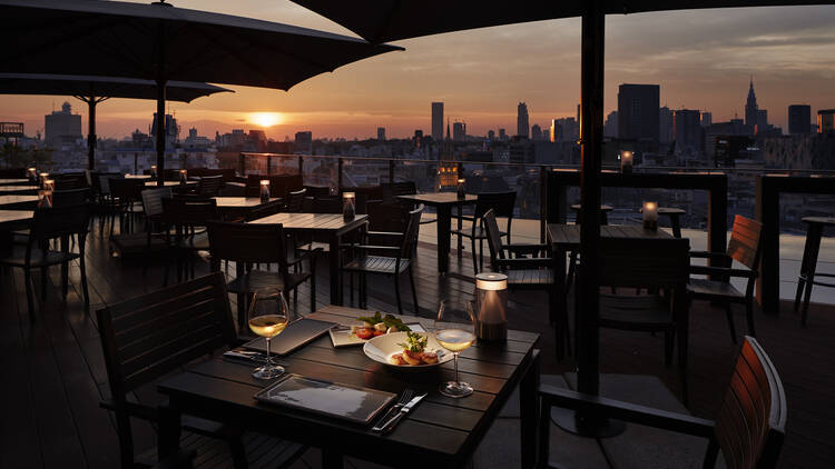 Rooftop dining room at TWO ROOMS NIHOMBASHI, perfect for evening events and gatherings.
