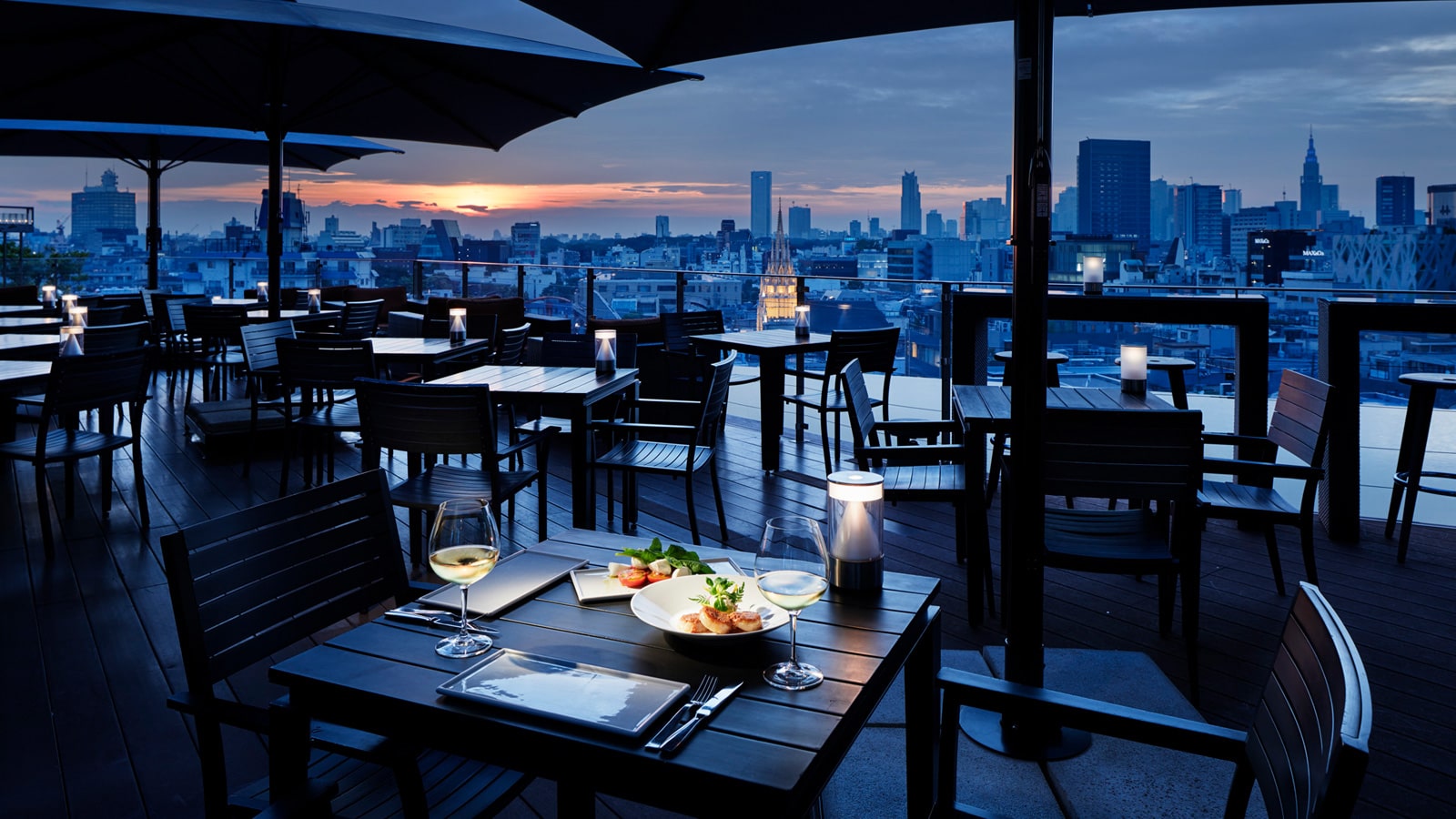 Stylish rooftop private room with city skyline for upscale events and intimate dinners.