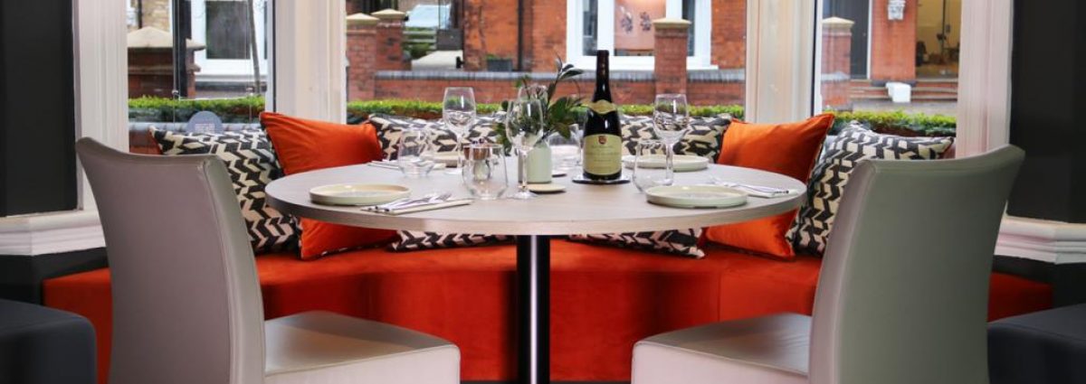 Stylish dining room with round table, ideal for intimate meetings and small events.