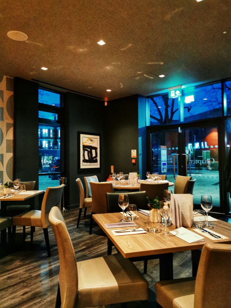 Stylish dining room with modern decor, ideal for intimate corporate events and networking dinners.