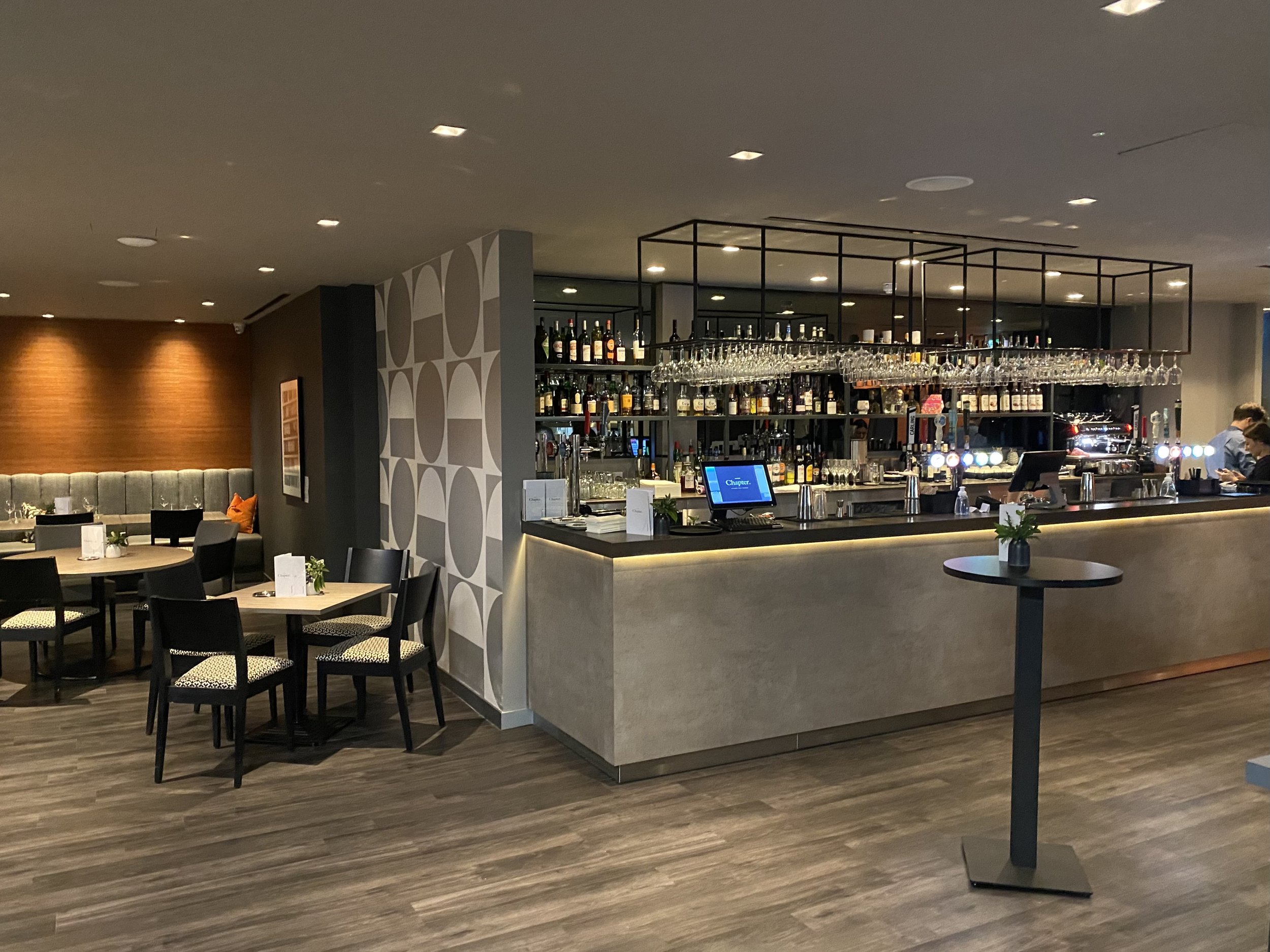 Modern dining room with bar, perfect for networking events and casual meetings.