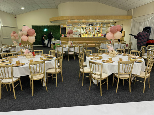 Elegant event hall with round tables, balloons for weddings and parties in Luxor Events.