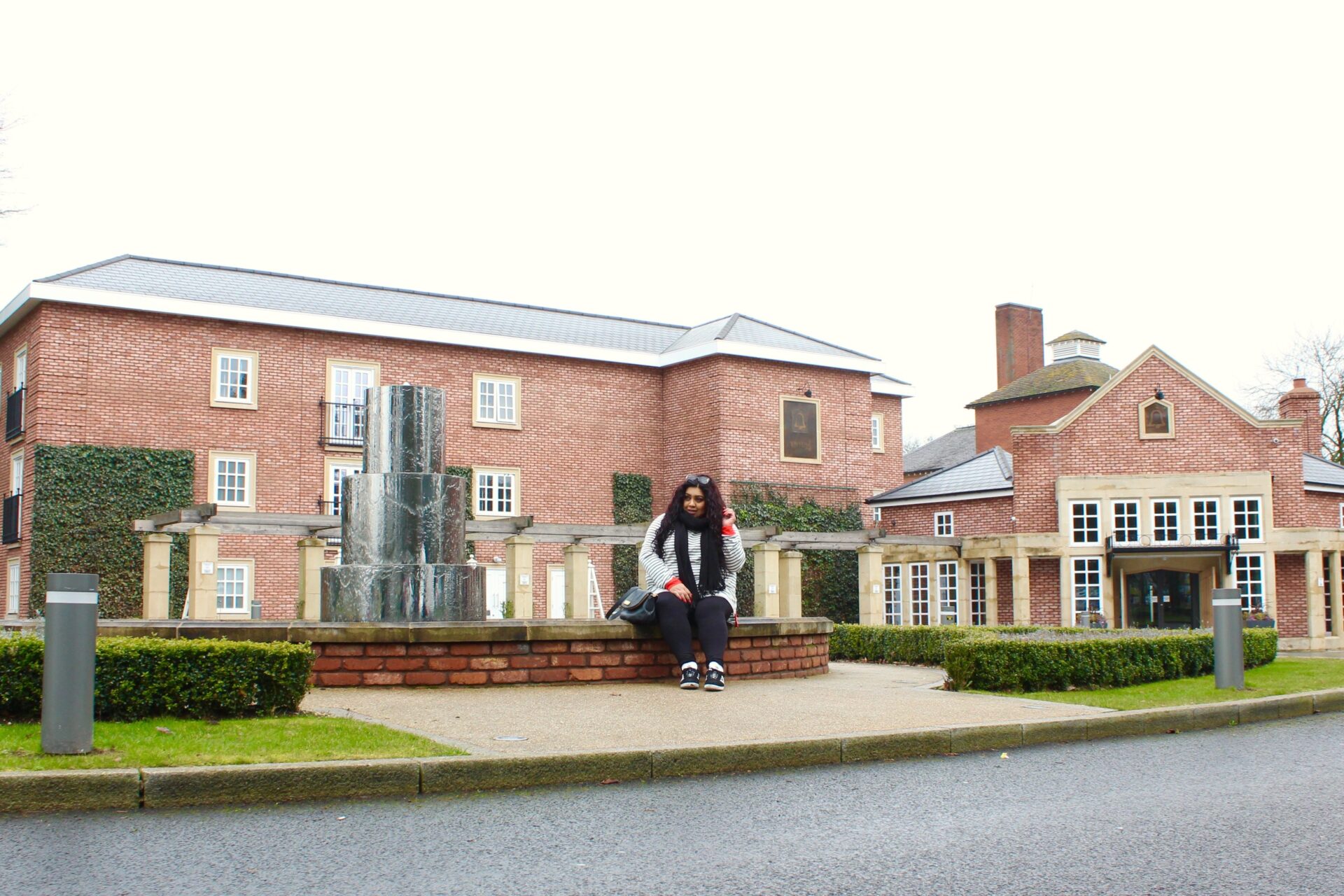 Elegant event venue for 40 with water feature, ideal for meetings and gatherings.