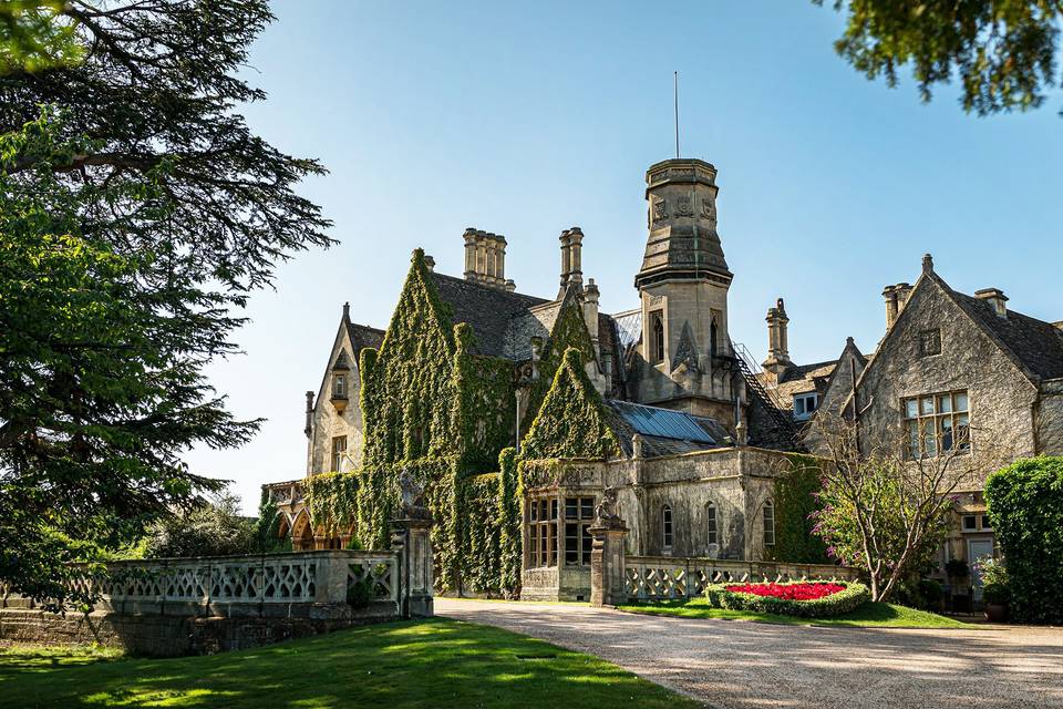 Historic Manor Arches mansion, lush greenery, ideal for upscale events and meetings.