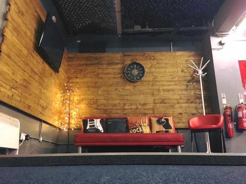 Cozy screening room with wooden wall, ideal for creative meetings and brainstorming sessions.