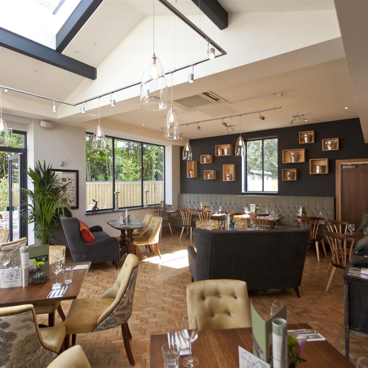 Stylish event space with natural light, ideal for gatherings and workshops.