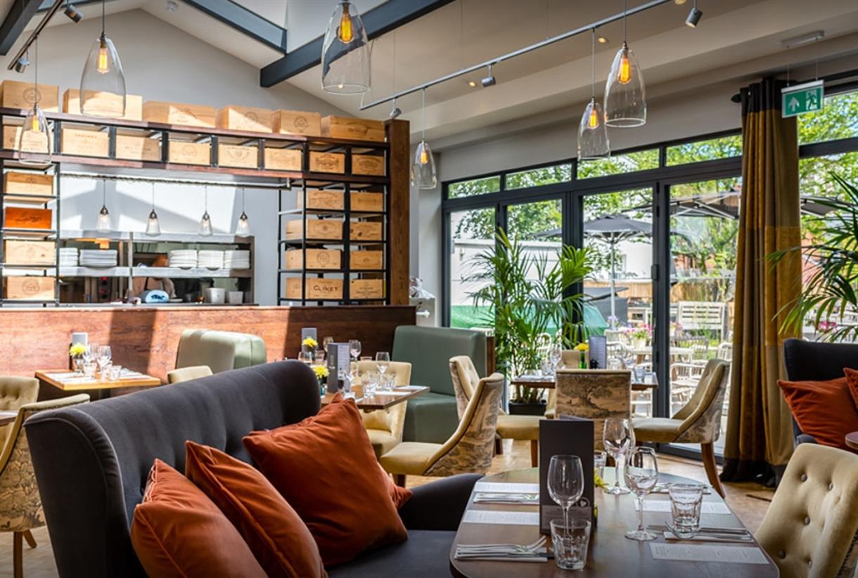 Stylish restaurant bar with modern decor, ideal for networking events and gatherings.