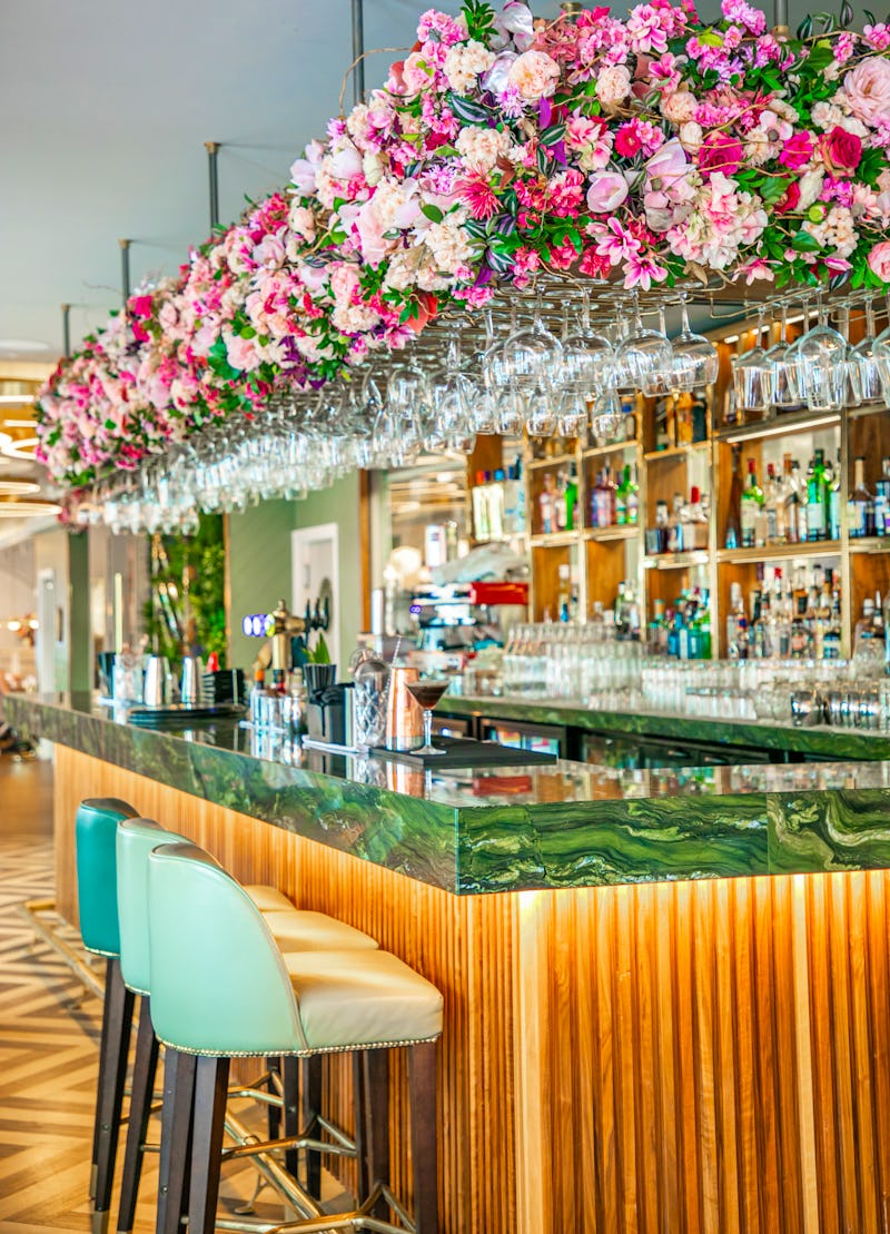 Stylish bar with green marble countertop, ideal for networking events and cocktail receptions.