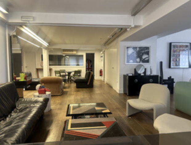 Inviting meeting space in The Gallery, Missy Decor, ideal for gatherings and brainstorming.