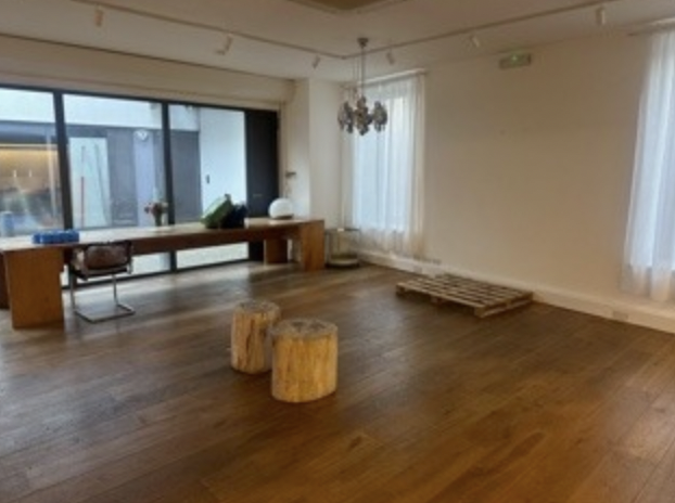 Versatile event space with natural light and rustic decor for workshops or gatherings.