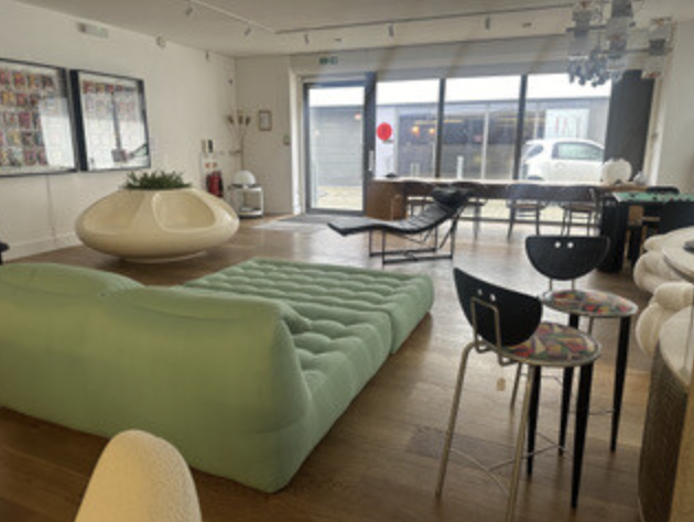 Modern event space in Missy Decor with versatile seating for meetings and brainstorming.