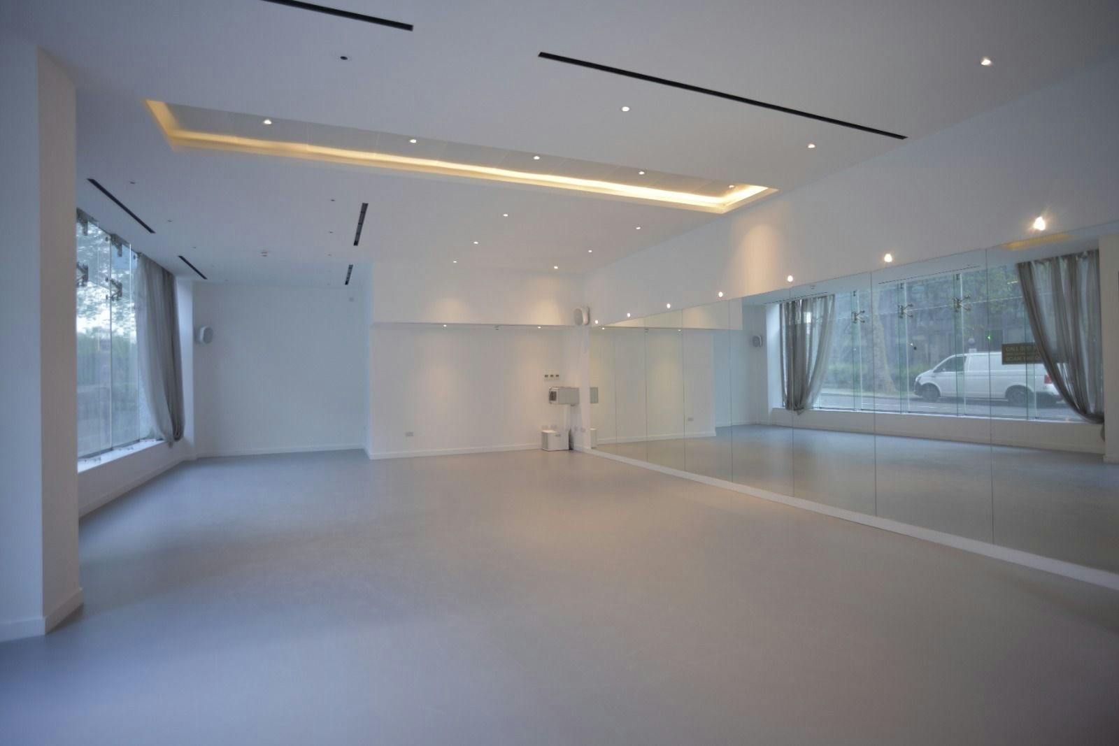 Luna in iD Studios: bright, versatile event space for workshops and fitness classes.