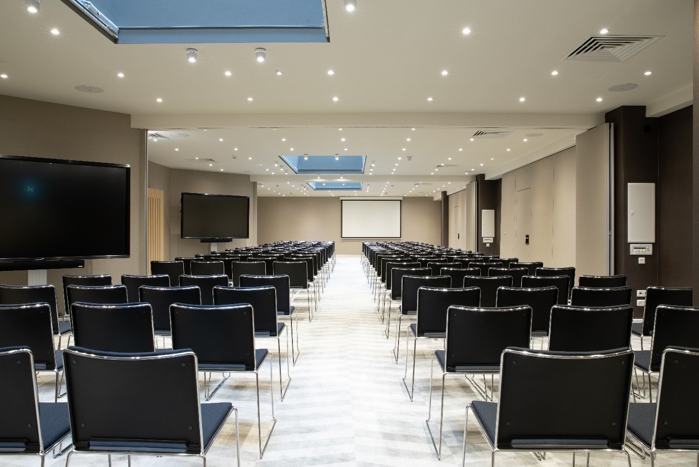 Meeting Room in Precise Tale Berlin with dual screens for seminars and presentations.