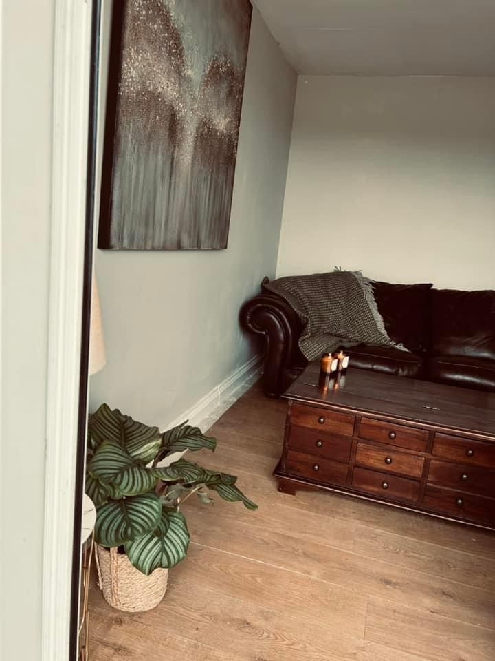 Cozy nail desk with leather couch, ideal for small meetings and client consultations.