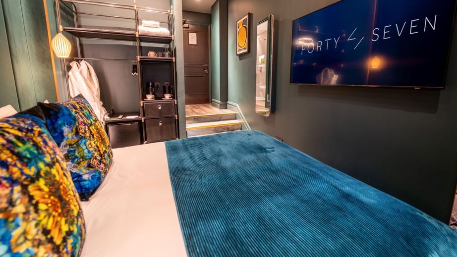 Modern hotel boardroom with vibrant decor, ideal for meetings and retreats.