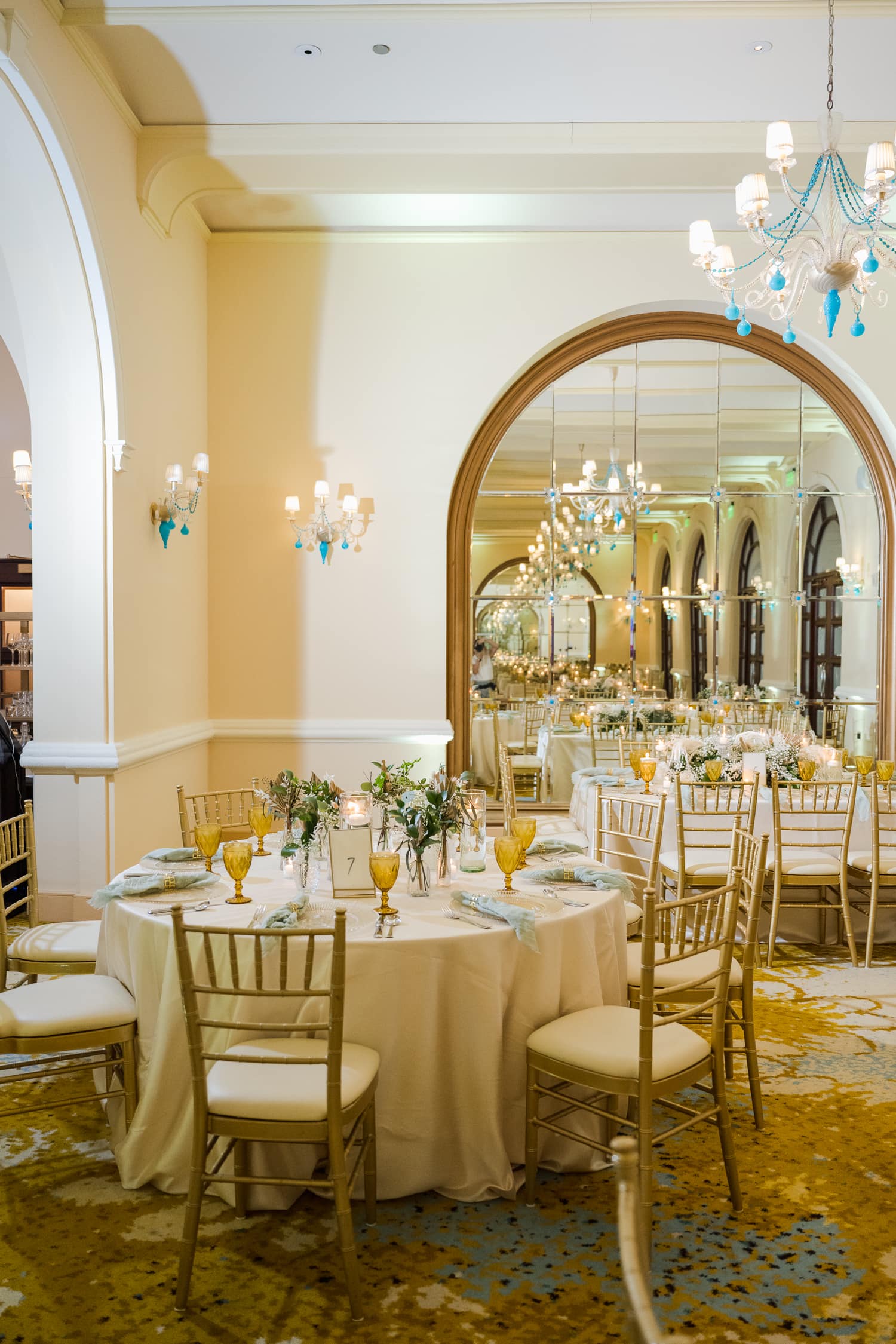 Elegant dining setup in Salón Dorado, perfect for weddings and galas.