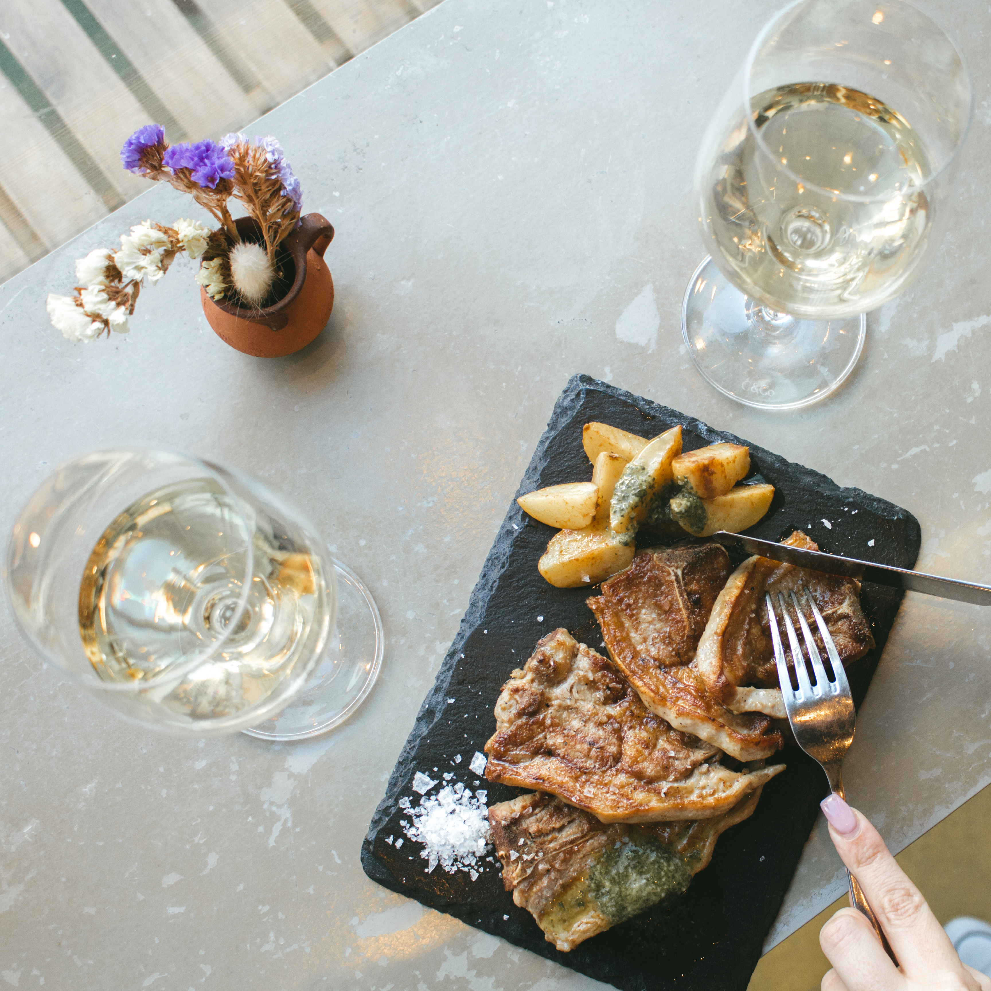 Elegant grilled meat dish with roasted potatoes for corporate events in Llerena.