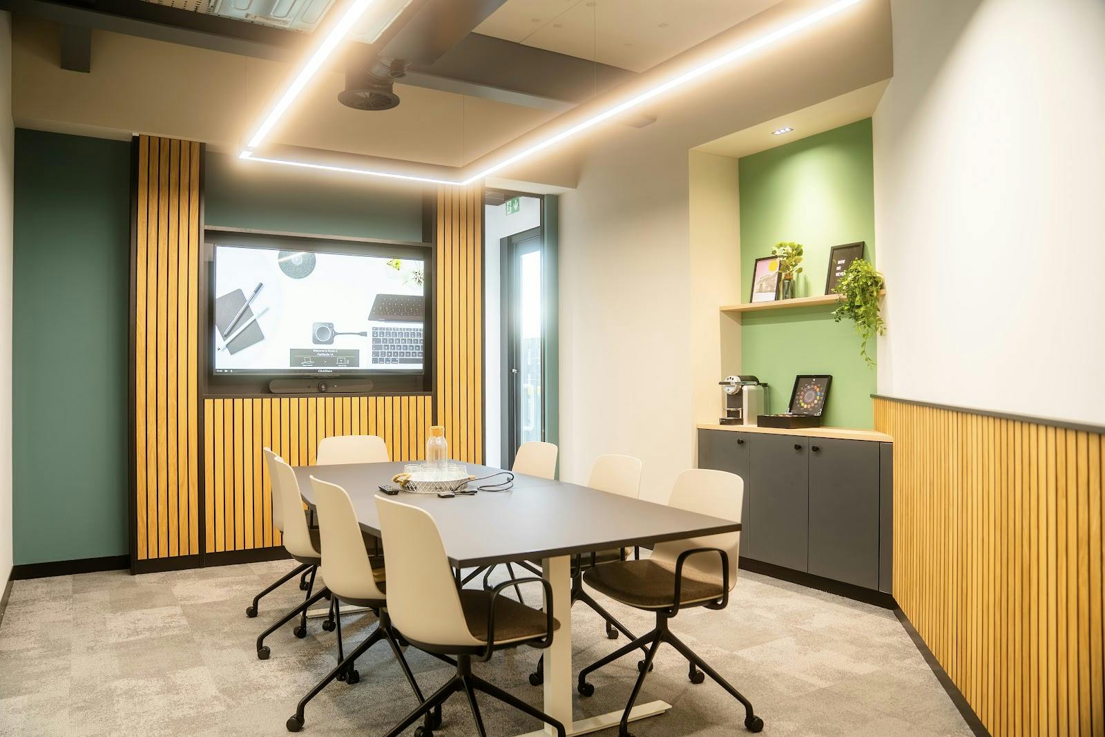 Modern training room with ergonomic chairs, ideal for team meetings and brainstorming.