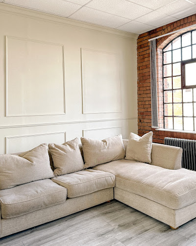 Cozy lounge with sectional sofa in Sohos Studio for creative meetings and collaboration.