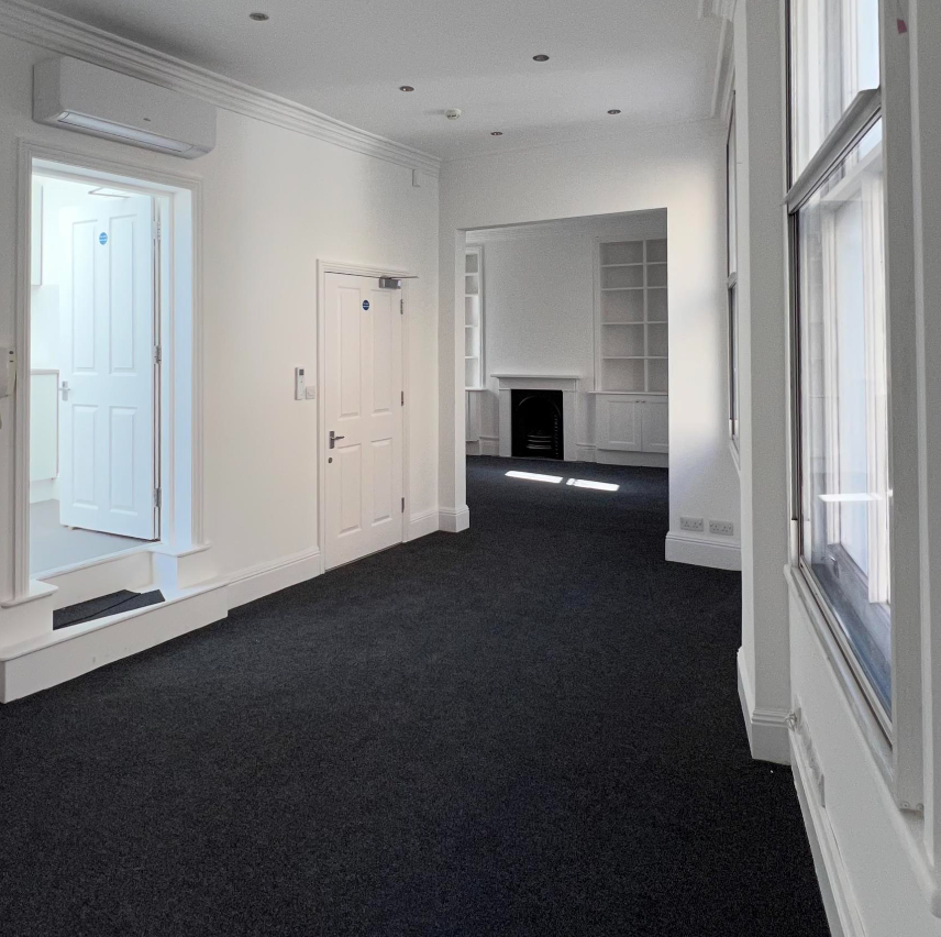 Bright corridor in Feelium studio, perfect for networking and event registration.