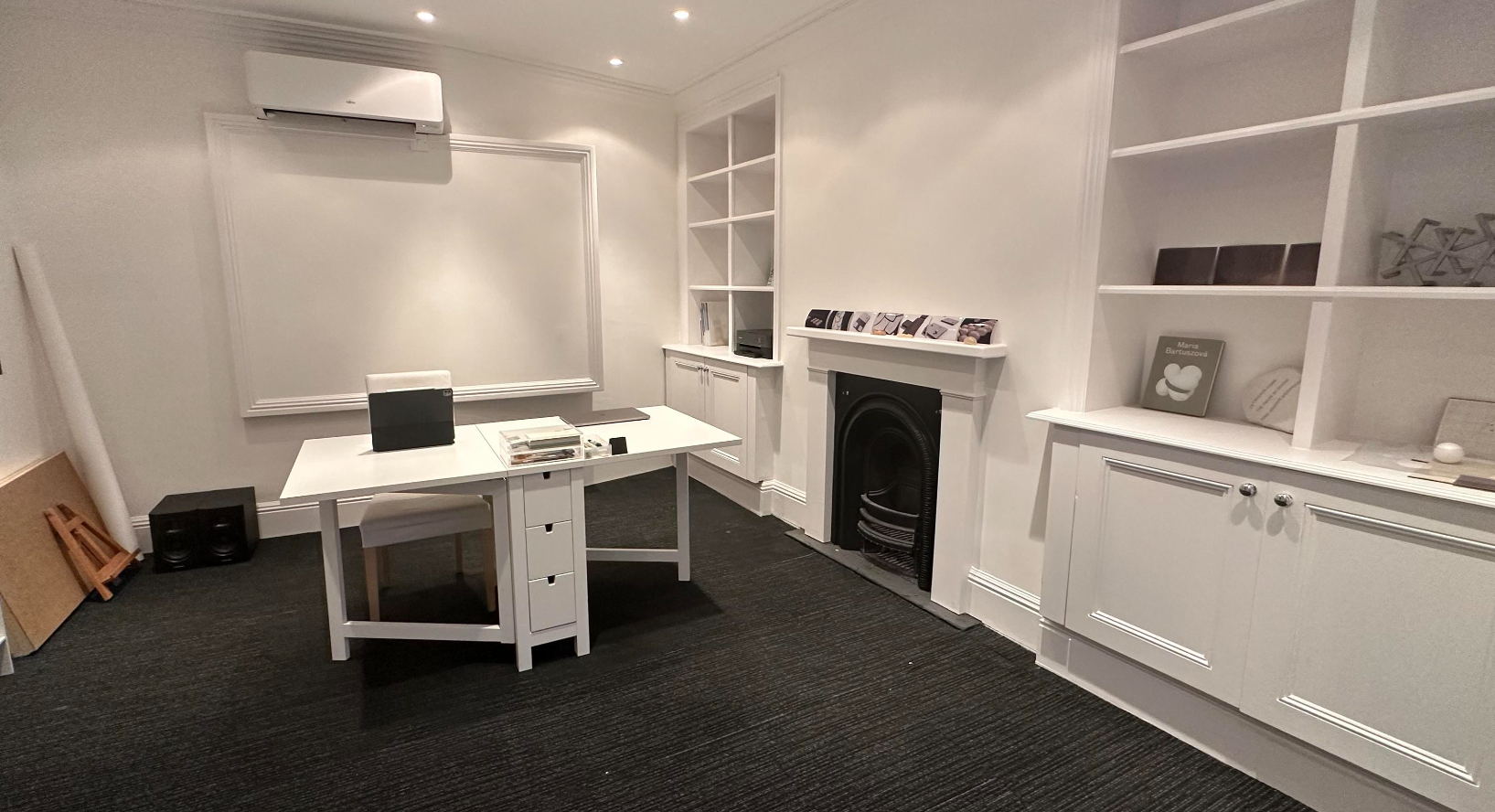 Minimalist meeting space in Feelium, ideal for brainstorming and team collaboration.